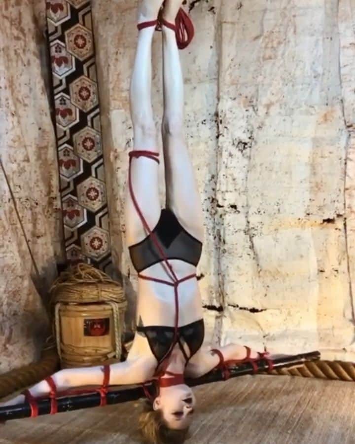 ティール・ココのインスタグラム：「Upside down crucifixion...with @123avalon 🙏 this is ALOT harder than it looks. My whole weight is being supported by my ankles. I didn't last longer than a minuet...🤪 I love rope. I love being able to loose control and push my boundaries of pain. Most of the time it's actually very comfortable and soothing ☁️ what's your questions about rope?」