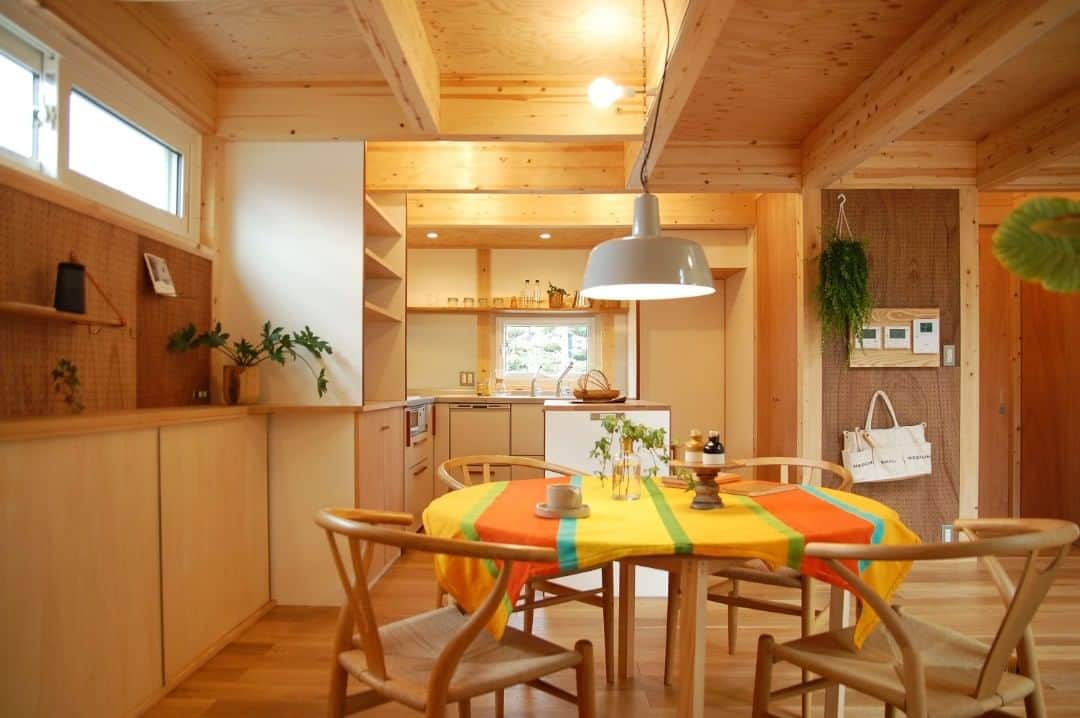田中工務店／大阪／木の家さんのインスタグラム写真 - (田中工務店／大阪／木の家Instagram)「. テーブルクロスで空間に華やかさを演出するのもいいですね✨ . 暮らしのアイデア・写真は👇🏻のタグからどうぞ @tanaka.komuten #tanakakomuten_dining #tanakakomuten_kitchen . ----------------------------- 家を建てること、それはいい時間を手に入れることを。 @tanaka.komuten は大切な人との豊かな時間という価値を、設計士とつくる木の家づくりを通して、お客様に届けることを目的としている大阪北摂・吹田市にある工務店です。 この価値観と合う方はぜひフォローください🤲🏻✨ . #ラウンドテーブル #円卓 #インドアグリーン #グリーンのある暮らし #観葉植物のある暮らし #植物のある暮らし #暮らしを楽しむ #シンプルな暮らし #インテリア雑貨 #注文住宅大阪 #注文住宅 #北摂 #吹田市 #豊中市 #箕面市 #池田市 #茨木市 #roomclip」7月1日 9時16分 - tanaka.komuten