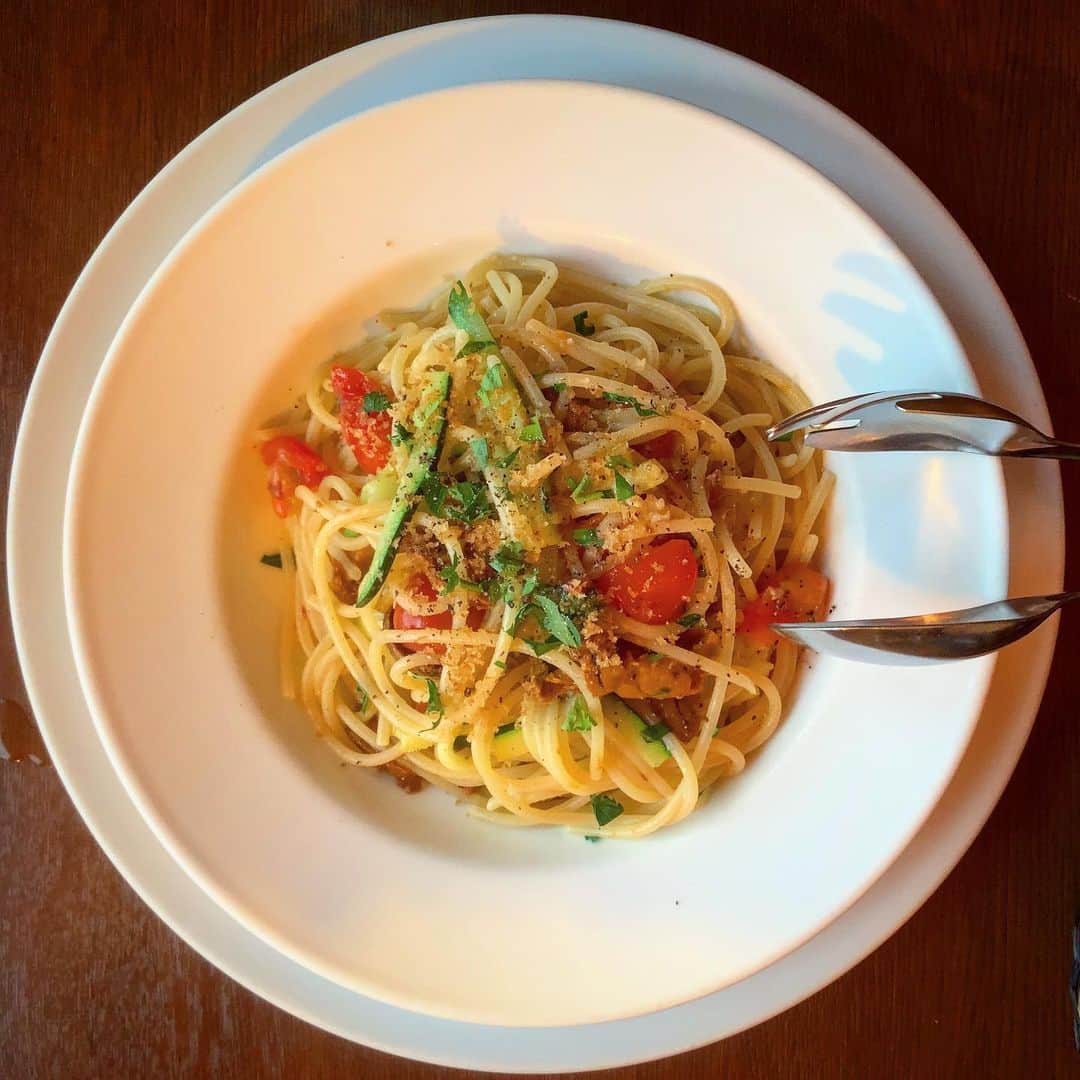 池内万作さんのインスタグラム写真 - (池内万作Instagram)「昨日の晩ご飯。 行こうかなぁと思っていたレストランが偶然にも宿から激近で、行ってみたら以前映画「キュクロプス」のロケでお世話になったお店だったという奇跡！ その際はお世話になりましたw それはそれとしてご飯も美味しくゆったりと楽しい時を過ごしました。 また近くに来たら寄らせてください〜。 #イケウチ家のグルメ旅 #ロケでした #イケウチ家さまよう」7月1日 9時24分 - mandeshita