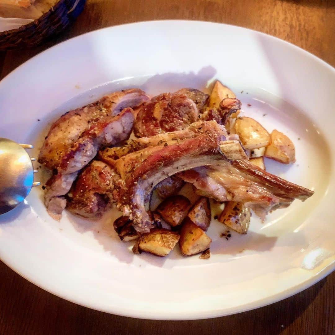 池内万作さんのインスタグラム写真 - (池内万作Instagram)「昨日の晩ご飯。 行こうかなぁと思っていたレストランが偶然にも宿から激近で、行ってみたら以前映画「キュクロプス」のロケでお世話になったお店だったという奇跡！ その際はお世話になりましたw それはそれとしてご飯も美味しくゆったりと楽しい時を過ごしました。 また近くに来たら寄らせてください〜。 #イケウチ家のグルメ旅 #ロケでした #イケウチ家さまよう」7月1日 9時24分 - mandeshita