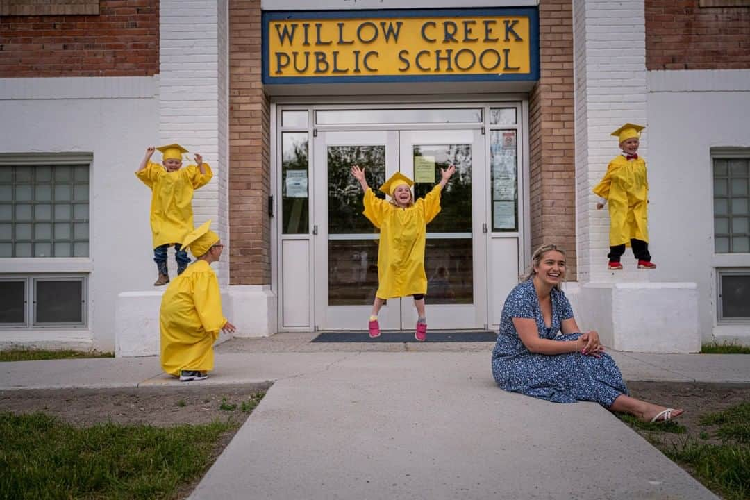 ナショナルジオグラフィックさんのインスタグラム写真 - (ナショナルジオグラフィックInstagram)「Photo by @amivitale  Kindergarten students and their teacher at the Willow Creek School in Willow Creek, Montana, celebrate their graduation. Willow Creek was one of the first schools in the country to reopen for in-person instruction. Most schools in the state remained closed and continued remote learning, like the vast majority of schools around the U.S. However, because Willow Creek is a small, rural community with no reported cases of COVID-19, and because parents and students were eager to return, the decision was made to allow for reopening. In-person instruction is voluntary, the school made extra cleaning plans, and the educators are as much focused on students' emotional well-being as academic progress. Follow @amivitale for more stories of hope and joy in the world.  @thephotosociety #schools #coronavirus #kindergarten #covid19 #graduation」7月1日 9時32分 - natgeo