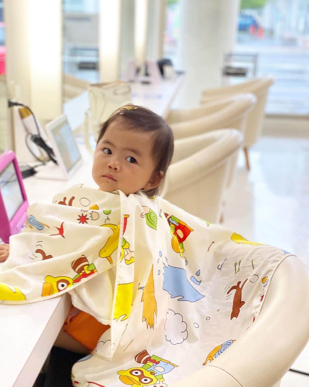 Keikooooooさんのインスタグラム写真 - (KeikooooooInstagram)「昨日は、はじめてのヘアーカットへ👶🏻💇‍♀️ はじめての場所で、綺麗なお姉さんやお兄さんが働いている様子をキョロキョロ見渡しながら、ジッと座ってる娘に成長を感じた日でした☺️🌿 ハサミ✂️とクシと美容師さんが何をするのかが 気になる様子でした☺️🤣💗 #はじめての散髪  #カットした後の写真撮るの忘れた🙄 #母的には女の子だから髪の毛伸ばしたかったけど毎日ヘアゴムかヘアピンで留めてやるのが、なんか可哀想になってきて😑」7月1日 9時34分 - keity1011