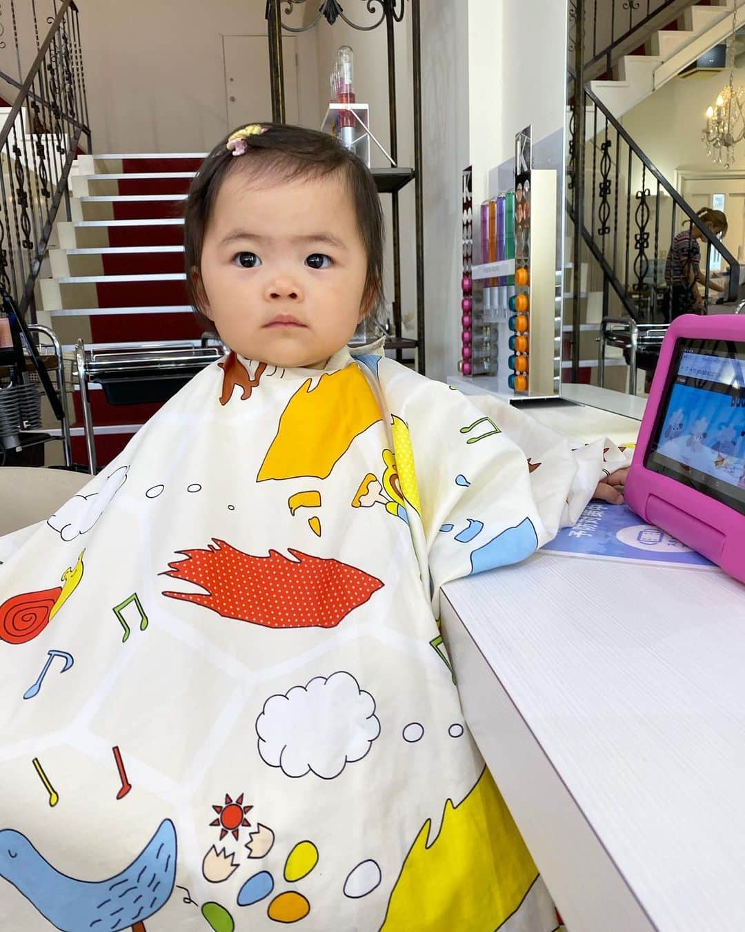 Keikooooooさんのインスタグラム写真 - (KeikooooooInstagram)「昨日は、はじめてのヘアーカットへ👶🏻💇‍♀️ はじめての場所で、綺麗なお姉さんやお兄さんが働いている様子をキョロキョロ見渡しながら、ジッと座ってる娘に成長を感じた日でした☺️🌿 ハサミ✂️とクシと美容師さんが何をするのかが 気になる様子でした☺️🤣💗 #はじめての散髪  #カットした後の写真撮るの忘れた🙄 #母的には女の子だから髪の毛伸ばしたかったけど毎日ヘアゴムかヘアピンで留めてやるのが、なんか可哀想になってきて😑」7月1日 9時34分 - keity1011