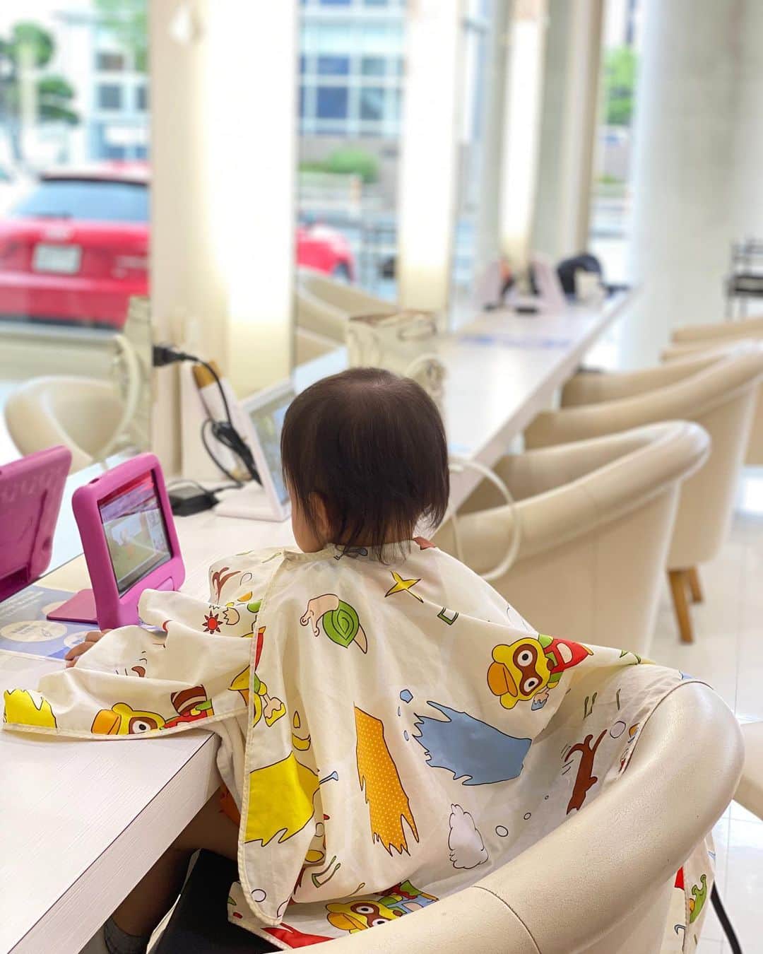 Keikooooooのインスタグラム：「昨日は、はじめてのヘアーカットへ👶🏻💇‍♀️ はじめての場所で、綺麗なお姉さんやお兄さんが働いている様子をキョロキョロ見渡しながら、ジッと座ってる娘に成長を感じた日でした☺️🌿 ハサミ✂️とクシと美容師さんが何をするのかが 気になる様子でした☺️🤣💗 #はじめての散髪  #カットした後の写真撮るの忘れた🙄 #母的には女の子だから髪の毛伸ばしたかったけど毎日ヘアゴムかヘアピンで留めてやるのが、なんか可哀想になってきて😑」