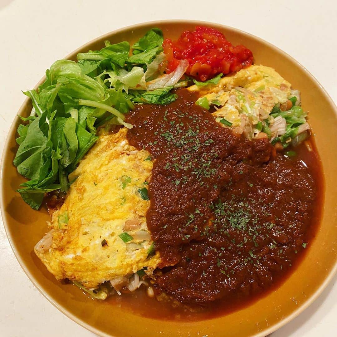 小鳥遊しほのインスタグラム：「最近ハマっているオムレツ作り。1枚目は納豆と野菜入りでかけているのはエチオピアカリー(激辛)のレトルト。 2枚目はシャキシャキ野菜にガーリックトマトソース。たまごはかわいい。  #小鳥飯 #オムレツ #玉子 #たまご料理」
