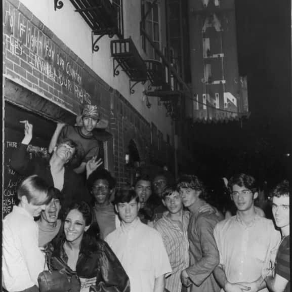 シービーズのインスタグラム：「51 years ago, the Stonewall Riots sparked a movement that would become an undeniable force for change. While much progress has been made, the fight for justice and equality continues.⁣⁣ ⁣⁣⁣⁣ ⁣⁣We want to thank our incredible non-profit partner @pridecentersb for providing our local LGBTQ+ community with the best free and low-cost resources to stay safe, thriving, and visible. We look forward to supporting their initiatives and events throughout the year!⁣⁣ ⁣⁣⁣⁣ ⁣⁣#ForAll #ForAllTime⁣ ⁣⁣ ⁣photo by Fred W McDarrah」