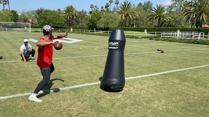 ラッセル・ウィルソンのインスタグラム：「READYYY!!! Can’t wait for the Season!!! Let’s Go! #TrainingCampAtHome   Fired up to be the Chief Football Advisor & Partner with these “dummies!” Haha 😂 @MVPDummy 🏈🏈🏈」
