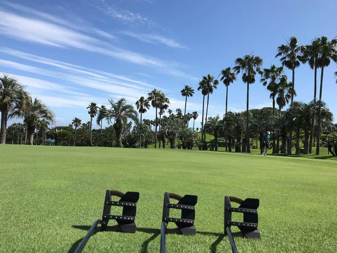 川原由維さんのインスタグラム写真 - (川原由維Instagram)「大雨予報だったから諦めていたさくじつ…  まさかまさかの晴天🌈  最高のお天気☀️  風は台風並みにすごかったけど😂  @pinggolf_japan    パターみんなお揃いで、良き良き❤️  #大雨予報 #まさかの晴天 #キャンセルしなくて良かった #お天気最高 #風 #暴風 #ピン #パター #最高」7月1日 10時09分 - yui5520