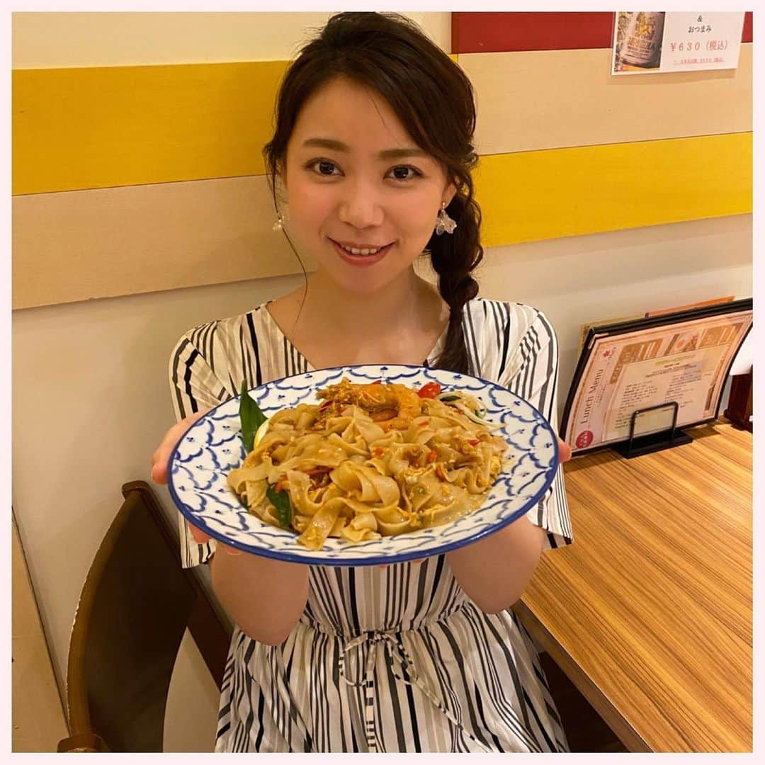 谷藤博美のインスタグラム：「﻿ みなさん、タイ料理はお好きですか？﻿ ﻿ ガパオ　﻿ ﻿ トムヤムクン　﻿ ﻿ グリーンカレー﻿ ﻿ 私はタイ料理が大好きです。 ﻿ 先日タイ料理の中でも”刺激的な辛さ”がとってもくせになる！？﻿ ﻿ 美味しいお料理を取材でいただきました♪﻿ ﻿ ﻿ お邪魔したのはパセオの”タイズ”さん﻿ ﻿ ﻿ 7月10日の金曜ブランチの中でご紹介するので是非チェックしてみてください😊﻿ ﻿ 写真の﻿ えび焼きそば🦐も辛いはずが﻿ ﻿ もうひとつの激辛グルメが想像を遥かに超える辛さで﻿ ﻿ 先に食べた辛いと感じた焼きそばが  あとから甘く感じるほどでした👀﻿ ﻿ ﻿ 夏になると辛いものが食べたくなるのは何故かな？﻿ ﻿ ﻿ ﻿#谷藤博美　#北海道放送　#アナウンサー　#焼きそば　#激辛グルメ　#ジョロキア　#唐辛子　#タイズ #壁のイラストがスタッフさんの手書きで素敵です　#汗が噴き出ました　#刺激的　#札幌　#sapporo  ﻿ ﻿ ﻿ ﻿」