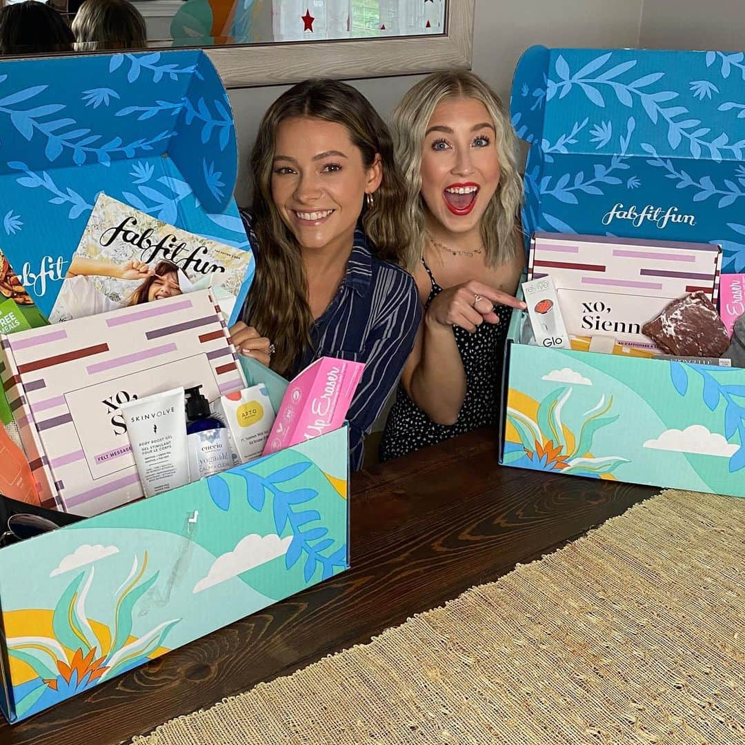 Maddie & Taeさんのインスタグラム写真 - (Maddie & TaeInstagram)「Summer + @FabFitFun = 😍 #FabFitFunPartner Head to FabFitFun.com and use our code MT10 for $10 off your first box! 🌺」7月1日 10時13分 - maddieandtae