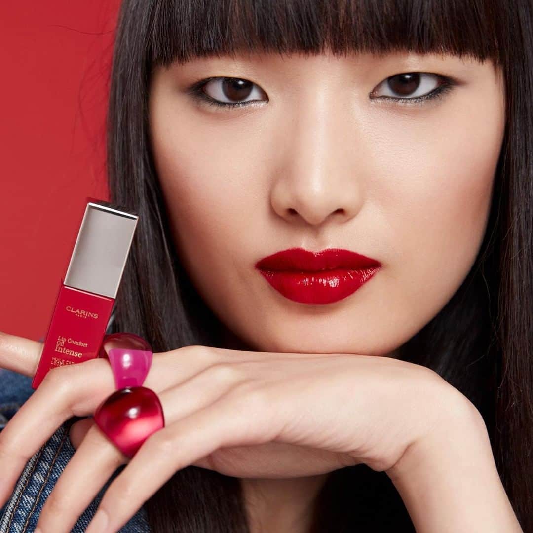 Clarins Canadaさんのインスタグラム写真 - (Clarins CanadaInstagram)「Lips so shiny you can almost see yourself in them.😍 The new Lip Comfort Oil Intense cares for your lips like your favorite Lip Comfort Oil with much bolder results.⁣ __________⁣ Des lèvres si brillantes que vous pourriez presque vous y voir.😍 Le nouveau Lip Comfort Oil Intense prend soin de vos lèvres comme votre Huile Confort Lèvres préférée, mais en offrant un fini beaucoup plus audacieux.⁣ .⁣ .⁣ .⁣ #Clarins #ItsAllAboutYou #ClarinsMakeUp #ClarinsLipOil #NotJustAnotherGloss」7月1日 10時15分 - clarinscanada