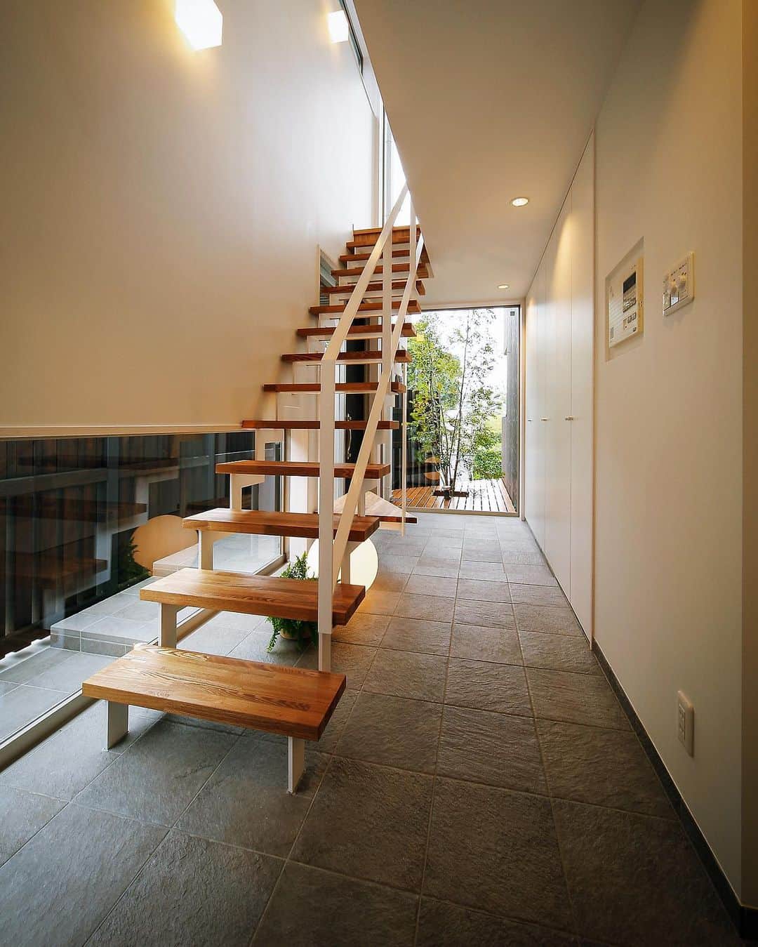 のインスタグラム：「収納たっぷり、ベンチ付きの玄関&階段まわり♪ : ■haus-kuro■ 兵庫県明石市 #hauskuro : #建築 #住宅 #一戸建て #新築 #インテリアデザイン #デザイン #設計 #設計事務所 #建築家と建てる家 #建築家 #建築デザイン #インテリア #建築家デザイン #玄関 #玄関収納 #土間 #階段 #スケルトン階段 #architect #entrance #architecture #stairs #interior #instahome #stair #house #housedesign #closet #一級建築士事務所haus」