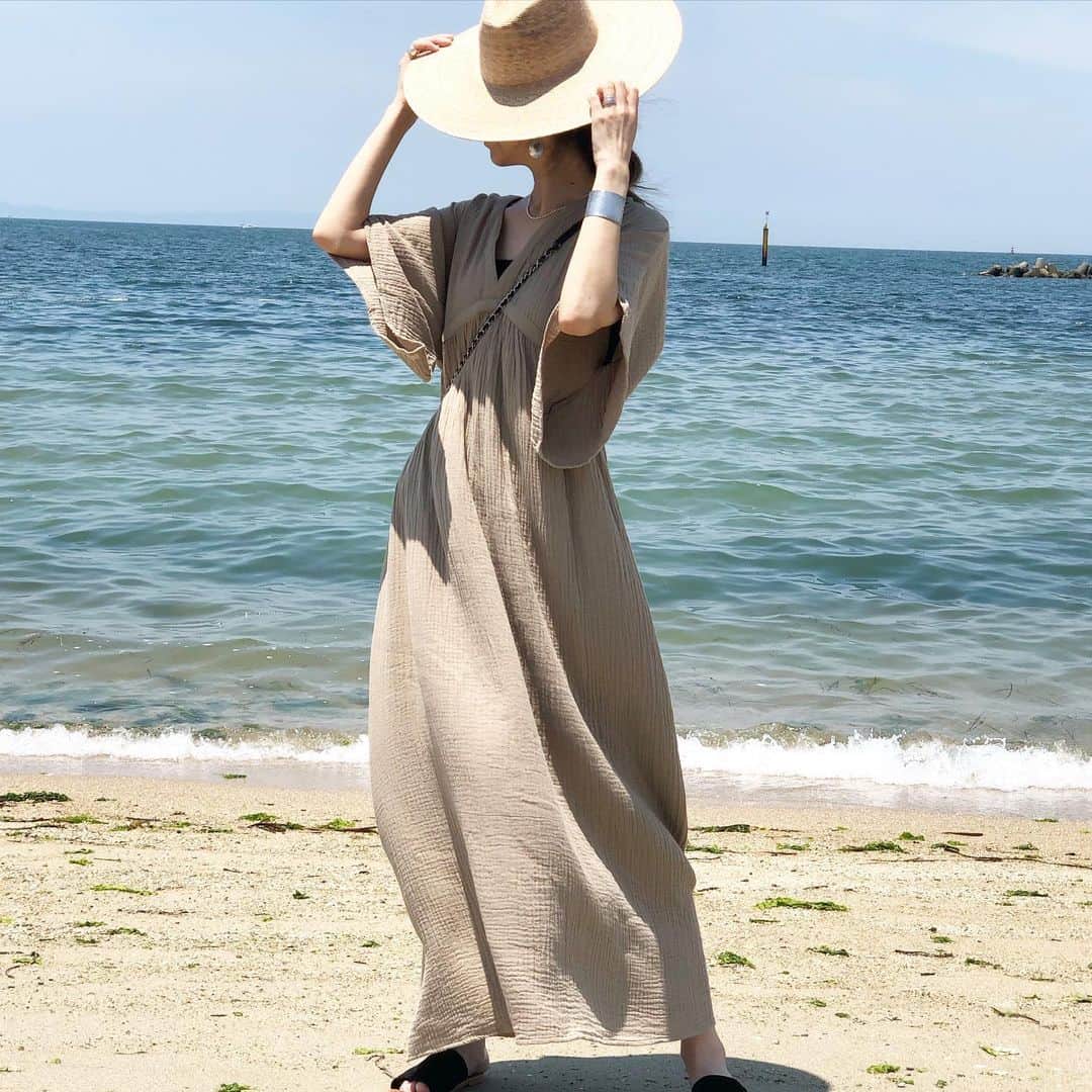 のインスタグラム：「2020,7,1. . 夏ももう少し(ت) リゾートに着たいワンピース @canbe_official  の#マキシ丈ワンピ  肌にも優しい天然素材だから着心地抜群♥️ . 楽ちん・時短きれいめコーデになるからすぐれもの : 体型カバーしてくれて、ちゃんと二の腕カバーも\♡/" . 500円offクーポン【achan06w】 是非お使いください⤴︎ ⤴︎⤴︎ .  #canbe_hawaii #キャンビーアンバサダー ＃高身長コーデ #高身長女子#アラフォー#アラフォーコーデ #アラフォーママ #リゾートワンピース #リゾートワンピ #マキシワンピース #マキシワンピ #pr」