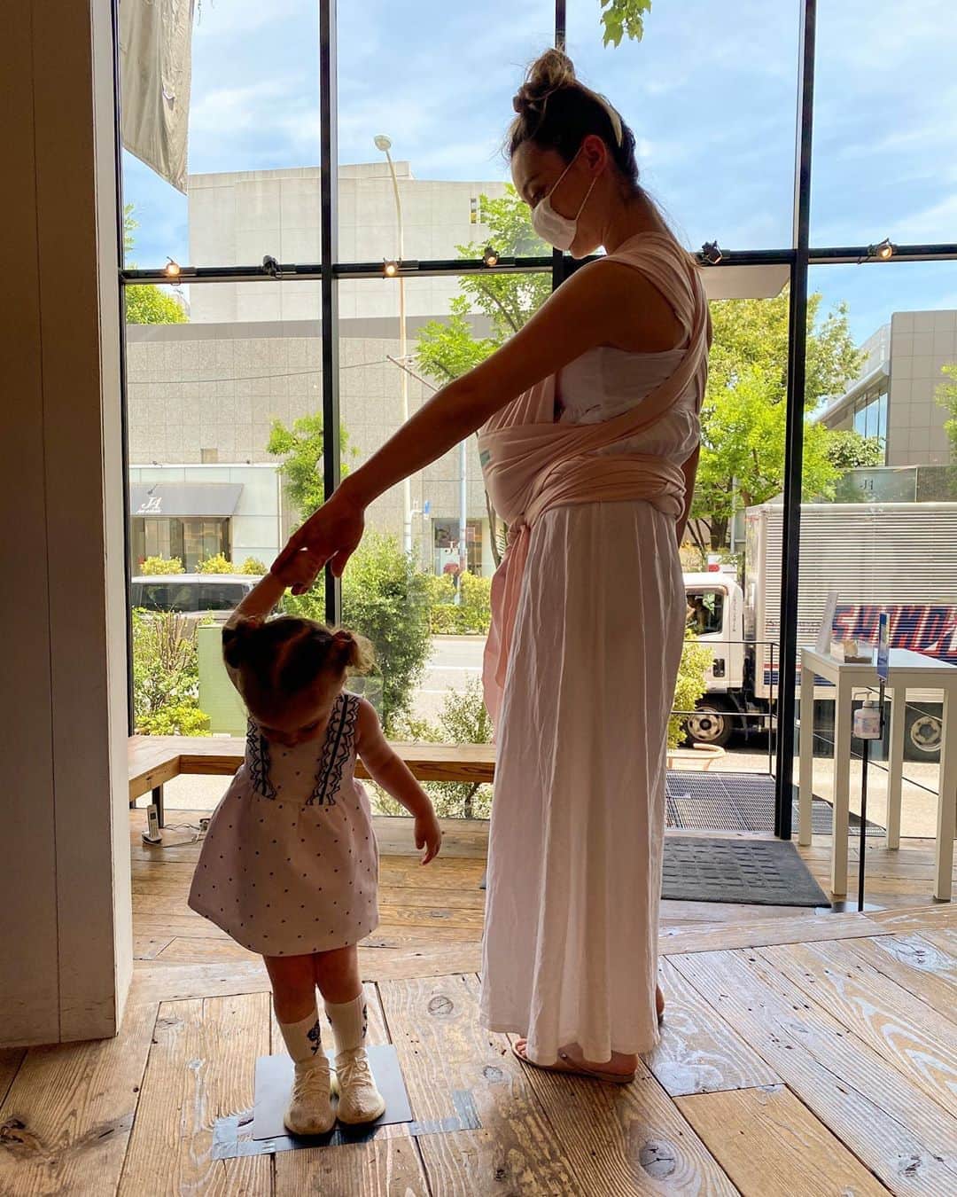 エミ・マイヤーのインスタグラム：「Learning #socialdistancing early 👣 #トトロ　のメイちゃん髪型」