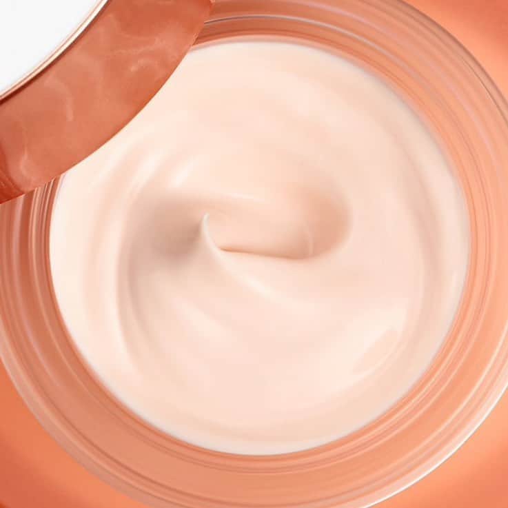 CLARINSさんのインスタグラム写真 - (CLARINSInstagram)「#texturetuesday our Extra-Firming Day is a #silky, anti-aging cream that visibly firms, lifts and fights wrinkles with the age-defying power of Kangaroo Flower extract 🧡 #clarinsskincare #skincare」7月1日 10時34分 - clarinsusa