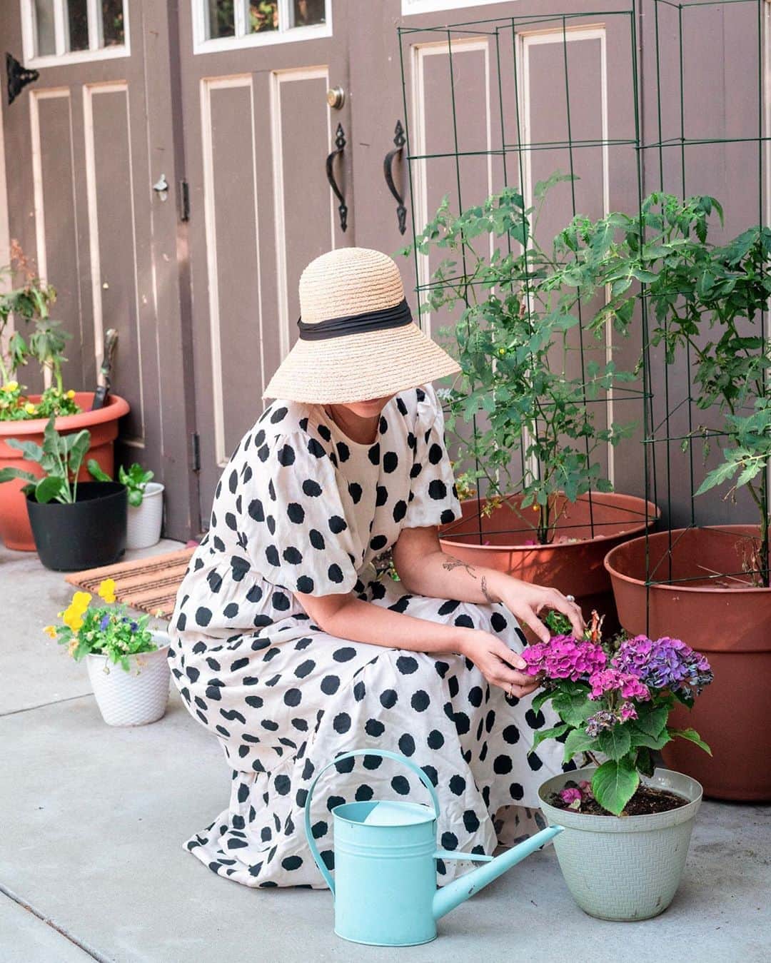 リズ・チェルカソワのインスタグラム：「Living this slow life suits me. A few months ago I could barely keep my 3 house plants alive. Now I have a blooming flower garden filled with some of my favorite flowers, and a vegetable garden where I’m growing two types of tomatoes, two types of lettuce, basil, cauliflower, rainbow peppers, and a crazy amount of cucumbers.」
