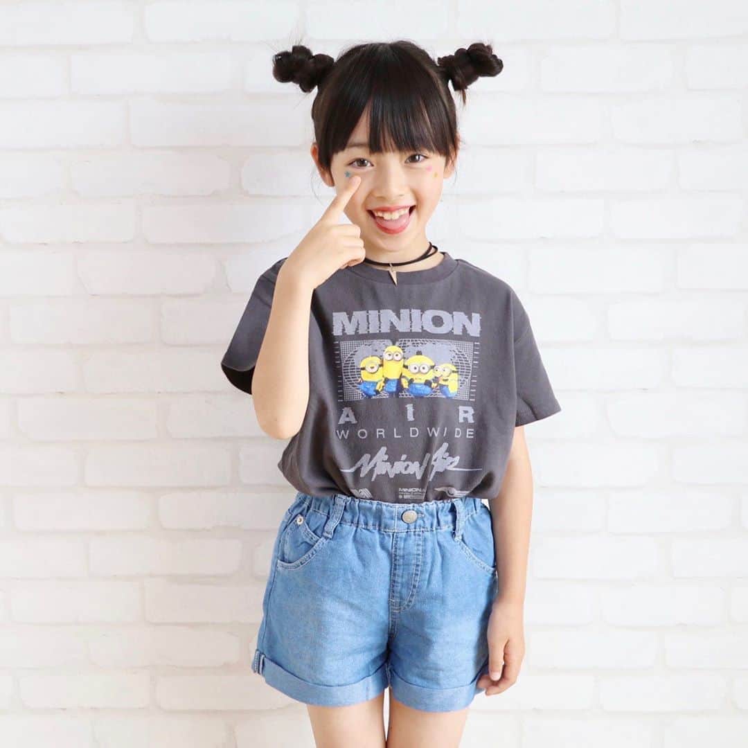 Akiのインスタグラム：「7/1 ・ 最近 ギャル曽根にハマっている娘👧🏻 ・ ・ 学校では コロナ対策として ・ 給食中は全員が前を向き 話をしてはいけないルール🙅‍♀️ ・ ・ そんな中で娘は 周辺のお友達に無音で ・ ギャル曽根の真似を披露しているそうで ・ #早く食え ・ ・ クラスの男子から 👦🏻「ギャル曽根先輩！」 ・ と呼ばれているんだとか ・ ・ え☺️ ・ ・ そんなギャル曽根先輩の 本日のお洋服👖 ・  @breeze__official ・ ・ ☑︎BREEZE✖️ミニオンズ初コラボ バンド風Tシャツ🎸 ☑︎デニムショートパンツ ・ (身長115cm/着用サイズ120) ・ ・ デニムショートパンツは 接触冷感でヒンヤリ気持ちいい☺️👖 ・ こんなアイテム待ってた🥺♡ ・ ・ ・ ・ #breeze#breezecrew#ブリーズ#ブリーズキッズ#ぶりくる」