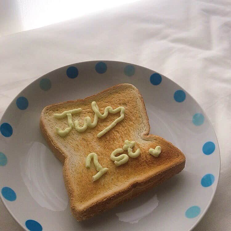 舞子さんのインスタグラム写真 - (舞子Instagram)「🥪🥛🍃 ⋆︎* いつの間にかbreakfast …って 言える時間過ぎてる。。？🤭 branchのトースト🍞♡ ⋆︎* @hana.0168 から貰った トースト用のクリームでおえかき🤍🧸🌿 ⋆︎* メロンパン風味🍈 美味しかった〜！ はなありがとう☺️✌️✨ ・ ・ ・ #branch  #トースト #トーストアレンジ  #メロンパントースト 🍈 #july #july1st  #トーストはこんがり焼く派  #カリカリ派  #シンプルが好き  #たまに食べたくなる  #幸せな時間  #🥪🥪🥪」7月1日 11時10分 - maiko___official