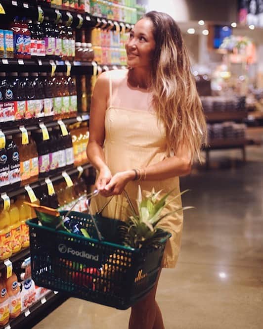 アリッサ ウーテンのインスタグラム：「Restocking on our household’s favorite pineapple from @foodlandhi after a full weekend of fun! My son loves them cut up and super cold for those hot days on the beach! #ad #HDOAEatlocal #eatlocaltoday PC @lovekimiko」