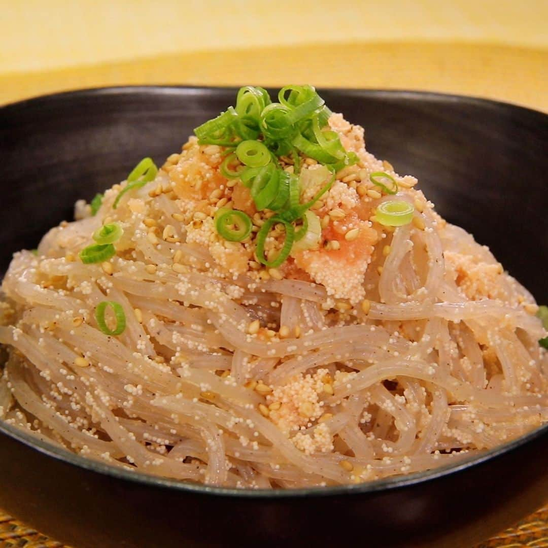 馬場裕之さんのインスタグラム写真 - (馬場裕之Instagram)「明太しらたきつけそば風🍜  ＜材料＞(1人分) 明太子1本 しらたき200g 砂糖大さじ1 白だし（濃縮タイプ）大さじ1 水大さじ1 ごま油適量 いりごま適量 小ネギ適量 卵1個  ハムカツサンド🥪  ＜材料＞(1人分) ロースハム100g 小麦粉適量 卵適量 パン粉適量 キャベツ1～2枚 ウスターソース適量 食パン(8枚切り) 2枚 マヨネーズ大さじ1 和からしお好みで 揚げ油適量  作り方は『ごちそうマエストロ』で検索してみて下さい😁  #新しい日常  #一緒にやってみよう #おうちごはん  #吉本自宅劇場  #馬場ごはん」7月1日 11時18分 - hiro88