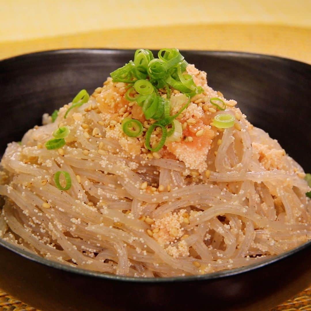 馬場裕之のインスタグラム：「明太しらたきつけそば風🍜  ＜材料＞(1人分) 明太子1本 しらたき200g 砂糖大さじ1 白だし（濃縮タイプ）大さじ1 水大さじ1 ごま油適量 いりごま適量 小ネギ適量 卵1個  ハムカツサンド🥪  ＜材料＞(1人分) ロースハム100g 小麦粉適量 卵適量 パン粉適量 キャベツ1～2枚 ウスターソース適量 食パン(8枚切り) 2枚 マヨネーズ大さじ1 和からしお好みで 揚げ油適量  作り方は『ごちそうマエストロ』で検索してみて下さい😁  #新しい日常  #一緒にやってみよう #おうちごはん  #吉本自宅劇場  #馬場ごはん」
