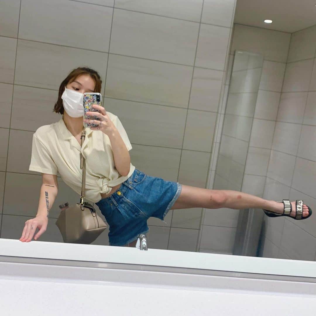 maya kibbel キベルまやのインスタグラム：「Masked mirror selfie 👋🏼 (this mask is so large I could cover my whole face. 😂, but grateful to have protective masks!)」
