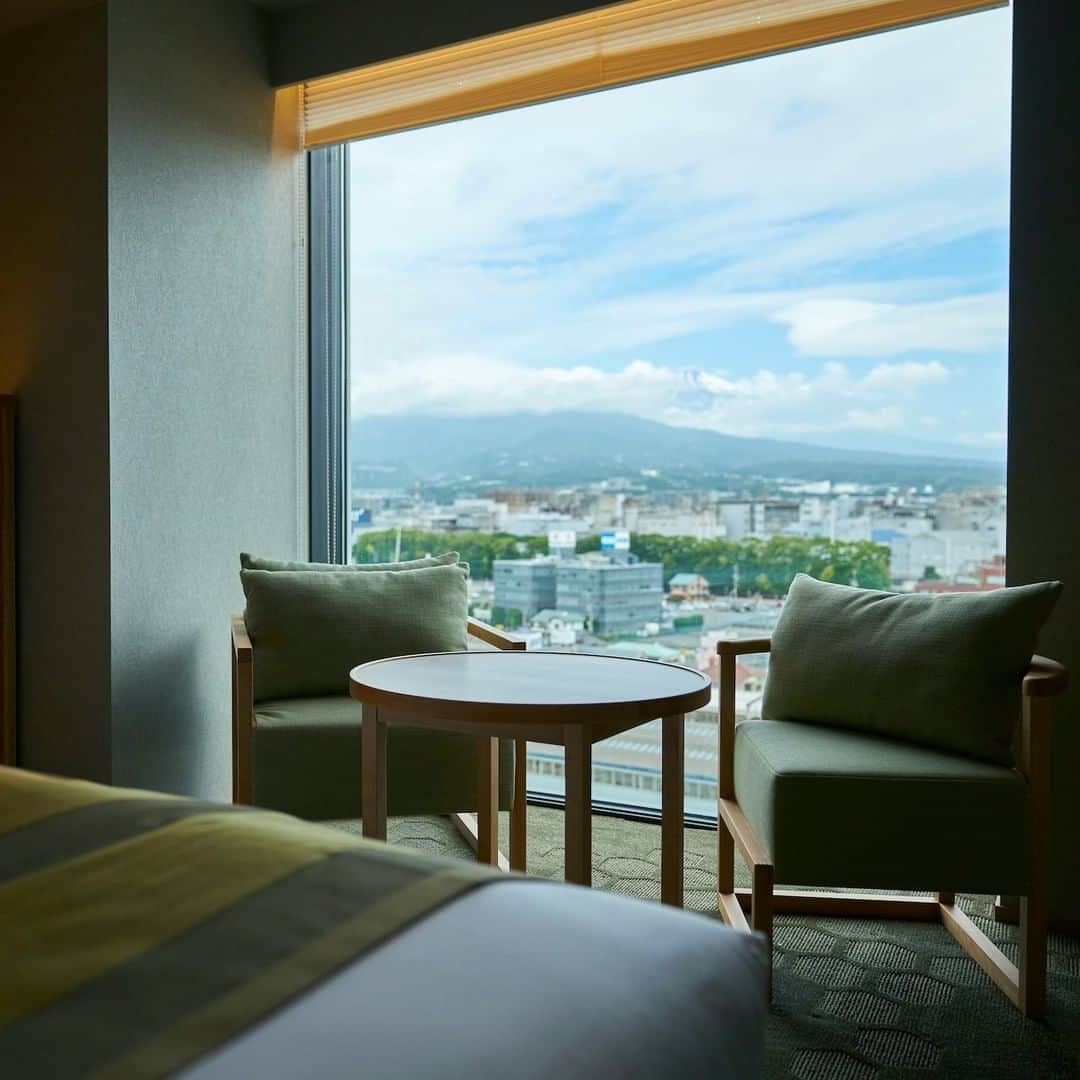 東急ホテルズさんのインスタグラム写真 - (東急ホテルズInstagram)「富士山三島東急ホテルの客室は伊豆六方石をモチーフとしたカーペットや桜の木を使った家具、富士山を連想させるグラスなど内装の随所にこだわりがあります。  また、部屋の窓から晴れた日に見える富士山は絶景です。富士山、三島の魅力を存分にお楽しみいただけます。  #富士山三島東急ホテル #fujisanmishimatokyuhotel #三島 #富士山  #東急ホテルズ #tokyuhotels #travelgram #instatravel #ig_japan #traveler #traveling #japantravel #genic_travel #travelphotography #traveljapan #japantravelphoto」7月1日 11時31分 - tokyuhotels