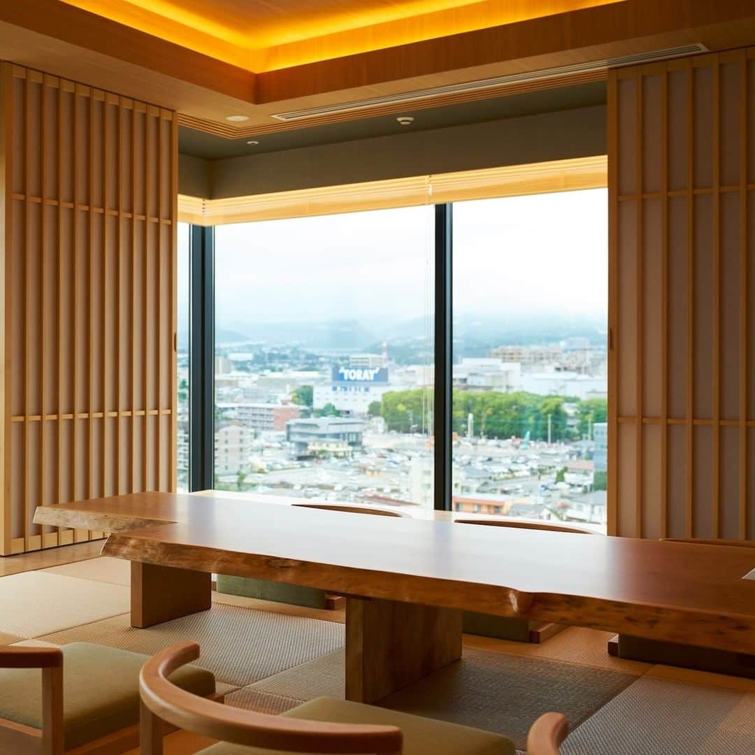 東急ホテルズさんのインスタグラム写真 - (東急ホテルズInstagram)「富士山三島東急ホテルの客室は伊豆六方石をモチーフとしたカーペットや桜の木を使った家具、富士山を連想させるグラスなど内装の随所にこだわりがあります。  また、部屋の窓から晴れた日に見える富士山は絶景です。富士山、三島の魅力を存分にお楽しみいただけます。  #富士山三島東急ホテル #fujisanmishimatokyuhotel #三島 #富士山  #東急ホテルズ #tokyuhotels #travelgram #instatravel #ig_japan #traveler #traveling #japantravel #genic_travel #travelphotography #traveljapan #japantravelphoto」7月1日 11時31分 - tokyuhotels