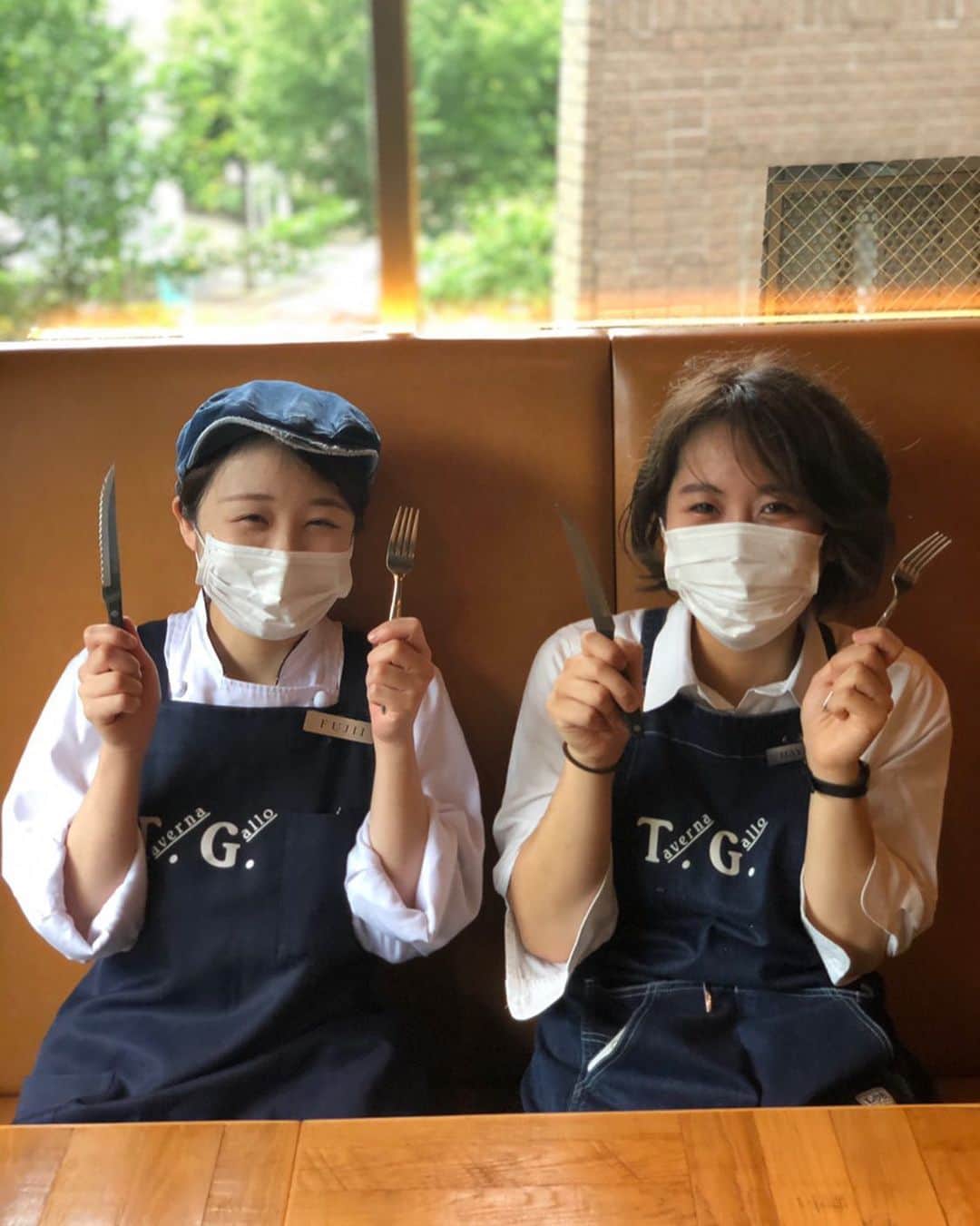 T.G.HEARTH TGハースのインスタグラム：「皆様こんにちは！ 看板娘の藤井です！🤗  本日風が強すぎて吹き飛ばされてしまいそうな天気ですが、、、 私たちスタッフ一同、元気に営業しております！😊 今日は可愛い女の子が2人もいます！！ ぜひ会いに来てください！ 皆様に元気をお届けできるよう頑張ります💪  本日も皆様のご来店、お待ちしております！🤗  　  #TGハース#肉#おうちカフェ#恵比寿グルメ#恵比寿ビストロ#恵比寿ディナー#新しい日常 #ハース #イタリアン#恵比寿ランチ#プリン#チーズ#ロティサリーチキン#テイクアウトしよう#ウーバーイーツ#恵比寿ワイン#テイクアウト#Ubereats#恵比寿チーズ#tghearth#渋谷区グルメ#営業再開#恵比寿デリバリー#カフェ#チーズケーキ#渋谷テイクアウト#恵比寿新聞#コロナ#チーズフォンデュ#恵比寿テイクアウト」