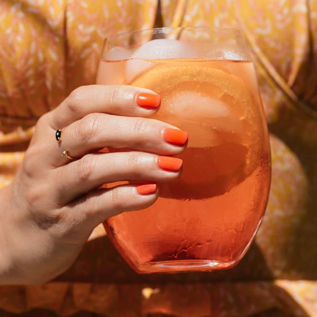 OPIさんのインスタグラム写真 - (OPIInstagram)「Mixing delectable coolers for those hot summer days up ahead. 🍹 Head to our #linkinbio for our fave #AperolSpritz recipe 🧡 #OPIDrinks」7月1日 11時47分 - opi