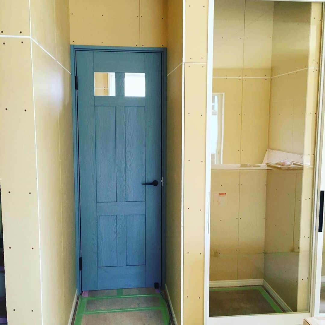 日大建築のインスタグラム：「内装仕上げ工事 #日大建築#カリフォルニアスタイル #サーファーズハウス新築#注文住宅#宮崎市#モダン#オシャレ#ビーチ#海#surf #ハワイ#アメリカン#大工#建築#設計#ウッドスタイル#中古住宅#リフォーム#リノベーション#カバードポーチ#ウッドデッキ#ヘリンボーン#マイホーム#家造り」