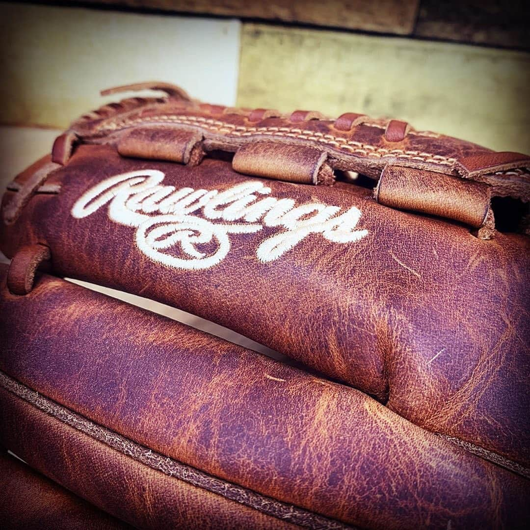 Rawlings Japanさんのインスタグラム写真 - (Rawlings JapanInstagram)「#Repost @tsuboi_sports with @get_repost ・・・ . 【Rawlingsの歴史を表現したグラブ】. . まだ在庫ありますよ\(*´∇｀*). . この醸し出す雰囲気はやはり★Rawlings★だからこそのもの…。. . . 全国の野球ショップの皆様が、インスタ映えな写真を投稿しているので…負けてられない╰(*´︶`*)╯. . どなたか映える写真の撮り方教えてくださーい(● ˃̶͈̀ロ˂̶͈́)੭ꠥ⁾⁾. . . 話が逸れましたが、カテゴリーは軟式用ですが、めちゃくちゃ革がしっかりしていて、硬式でも全然問題ない気がします(๑˃̵ᴗ˂̵)b. . まあ僕はこの雰囲気をずっと味わっていたいので、鑑賞用にしました。笑. . . 実際に使用目的の方も、僕と同じ鑑賞用としてもどちらもオススメです‼︎. . . ただ数量限定ですので、決断はお早めにどうぞ☆★. . ※お問い合わせに関しましては、下記のアドレス宛にご連絡お願い致します。. . info@tsuboi-sports.com . #ツボイスポーツ#tsuboisports#野球 #baseball#大学野球#高校野球#少年野球#草野球#女子野球#硬式野球#軟式野球#ソフトボール#softball#野球専門店#rawlings#rggc#歴史を表現したグラブ#heritage#marbleleather#限定#limited#インスタ映え#かっこいい#おしゃれ#cool#野球好きな人と繋がりたい @rawlings_japan_llc」7月1日 11時43分 - rawlings_japan_llc