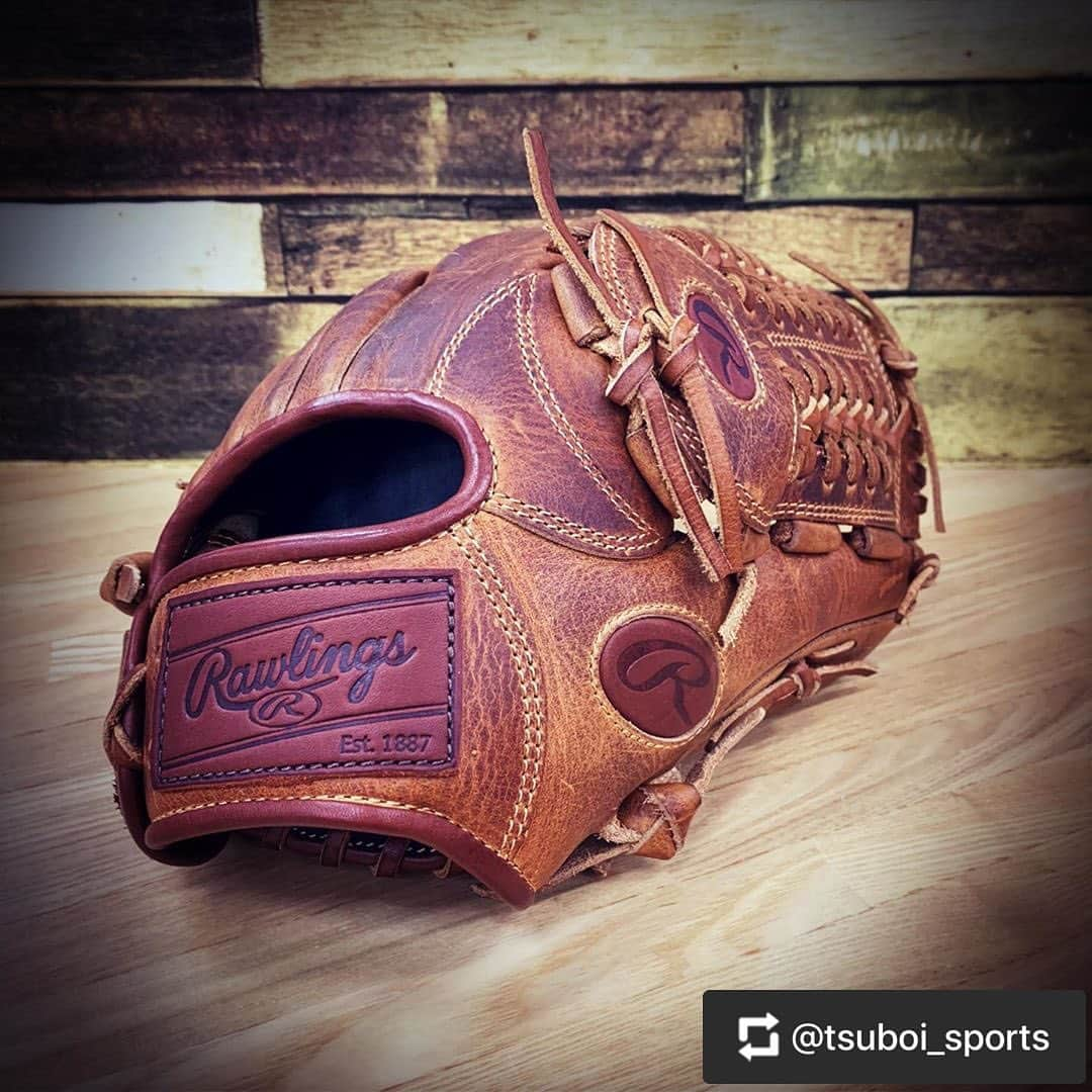 Rawlings Japanさんのインスタグラム写真 - (Rawlings JapanInstagram)「#Repost @tsuboi_sports with @get_repost ・・・ . 【Rawlingsの歴史を表現したグラブ】. . まだ在庫ありますよ\(*´∇｀*). . この醸し出す雰囲気はやはり★Rawlings★だからこそのもの…。. . . 全国の野球ショップの皆様が、インスタ映えな写真を投稿しているので…負けてられない╰(*´︶`*)╯. . どなたか映える写真の撮り方教えてくださーい(● ˃̶͈̀ロ˂̶͈́)੭ꠥ⁾⁾. . . 話が逸れましたが、カテゴリーは軟式用ですが、めちゃくちゃ革がしっかりしていて、硬式でも全然問題ない気がします(๑˃̵ᴗ˂̵)b. . まあ僕はこの雰囲気をずっと味わっていたいので、鑑賞用にしました。笑. . . 実際に使用目的の方も、僕と同じ鑑賞用としてもどちらもオススメです‼︎. . . ただ数量限定ですので、決断はお早めにどうぞ☆★. . ※お問い合わせに関しましては、下記のアドレス宛にご連絡お願い致します。. . info@tsuboi-sports.com . #ツボイスポーツ#tsuboisports#野球 #baseball#大学野球#高校野球#少年野球#草野球#女子野球#硬式野球#軟式野球#ソフトボール#softball#野球専門店#rawlings#rggc#歴史を表現したグラブ#heritage#marbleleather#限定#limited#インスタ映え#かっこいい#おしゃれ#cool#野球好きな人と繋がりたい @rawlings_japan_llc」7月1日 11時43分 - rawlings_japan_llc