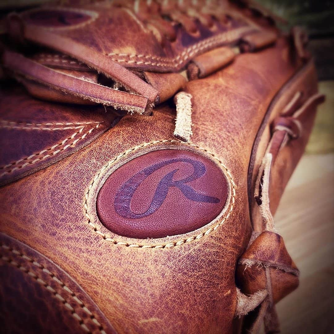 Rawlings Japanさんのインスタグラム写真 - (Rawlings JapanInstagram)「#Repost @tsuboi_sports with @get_repost ・・・ . 【Rawlingsの歴史を表現したグラブ】. . まだ在庫ありますよ\(*´∇｀*). . この醸し出す雰囲気はやはり★Rawlings★だからこそのもの…。. . . 全国の野球ショップの皆様が、インスタ映えな写真を投稿しているので…負けてられない╰(*´︶`*)╯. . どなたか映える写真の撮り方教えてくださーい(● ˃̶͈̀ロ˂̶͈́)੭ꠥ⁾⁾. . . 話が逸れましたが、カテゴリーは軟式用ですが、めちゃくちゃ革がしっかりしていて、硬式でも全然問題ない気がします(๑˃̵ᴗ˂̵)b. . まあ僕はこの雰囲気をずっと味わっていたいので、鑑賞用にしました。笑. . . 実際に使用目的の方も、僕と同じ鑑賞用としてもどちらもオススメです‼︎. . . ただ数量限定ですので、決断はお早めにどうぞ☆★. . ※お問い合わせに関しましては、下記のアドレス宛にご連絡お願い致します。. . info@tsuboi-sports.com . #ツボイスポーツ#tsuboisports#野球 #baseball#大学野球#高校野球#少年野球#草野球#女子野球#硬式野球#軟式野球#ソフトボール#softball#野球専門店#rawlings#rggc#歴史を表現したグラブ#heritage#marbleleather#限定#limited#インスタ映え#かっこいい#おしゃれ#cool#野球好きな人と繋がりたい @rawlings_japan_llc」7月1日 11時43分 - rawlings_japan_llc