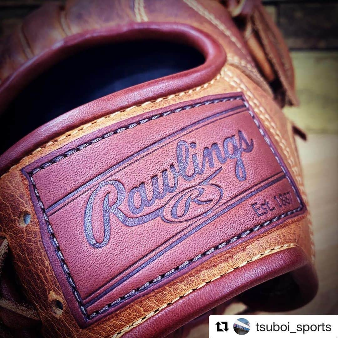 Rawlings Japanさんのインスタグラム写真 - (Rawlings JapanInstagram)「#Repost @tsuboi_sports with @get_repost ・・・ . 【Rawlingsの歴史を表現したグラブ】. . まだ在庫ありますよ\(*´∇｀*). . この醸し出す雰囲気はやはり★Rawlings★だからこそのもの…。. . . 全国の野球ショップの皆様が、インスタ映えな写真を投稿しているので…負けてられない╰(*´︶`*)╯. . どなたか映える写真の撮り方教えてくださーい(● ˃̶͈̀ロ˂̶͈́)੭ꠥ⁾⁾. . . 話が逸れましたが、カテゴリーは軟式用ですが、めちゃくちゃ革がしっかりしていて、硬式でも全然問題ない気がします(๑˃̵ᴗ˂̵)b. . まあ僕はこの雰囲気をずっと味わっていたいので、鑑賞用にしました。笑. . . 実際に使用目的の方も、僕と同じ鑑賞用としてもどちらもオススメです‼︎. . . ただ数量限定ですので、決断はお早めにどうぞ☆★. . ※お問い合わせに関しましては、下記のアドレス宛にご連絡お願い致します。. . info@tsuboi-sports.com . #ツボイスポーツ#tsuboisports#野球 #baseball#大学野球#高校野球#少年野球#草野球#女子野球#硬式野球#軟式野球#ソフトボール#softball#野球専門店#rawlings#rggc#歴史を表現したグラブ#heritage#marbleleather#限定#limited#インスタ映え#かっこいい#おしゃれ#cool#野球好きな人と繋がりたい @rawlings_japan_llc」7月1日 11時43分 - rawlings_japan_llc