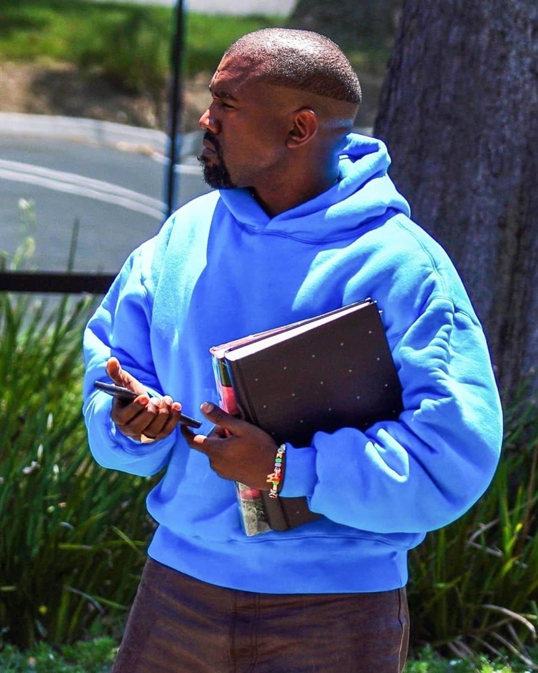 Just Jaredさんのインスタグラム写真 - (Just JaredInstagram)「#KanyeWest heads to his office after dropping brand new music.  Photos: Backgrid」7月1日 11時45分 - justjared