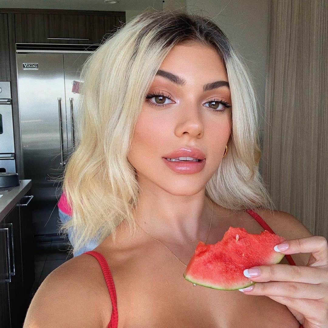 ケルシーのインスタグラム：「watermelon is top 3 best fruits try and convince me otherwise」