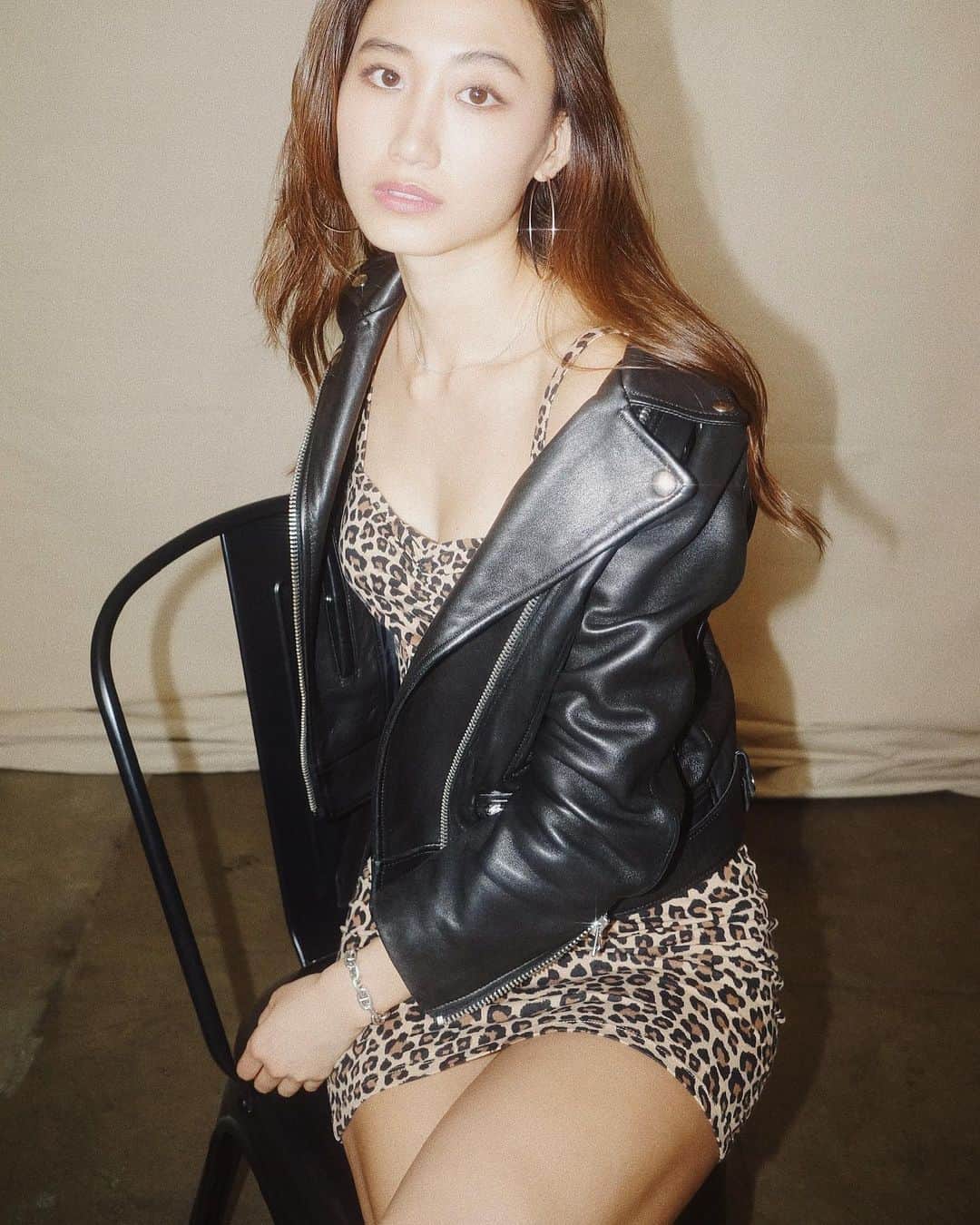 白雪のインスタグラム：「It’s July. There are no plans for a party yet, but it’s ok. The hamburger makes me happy instead🤤 Don't forget what makes you happy😌 Hope everyone stay safe and have a great day!!♡ . . #🍔 #♥️ #love #like #hamburger」