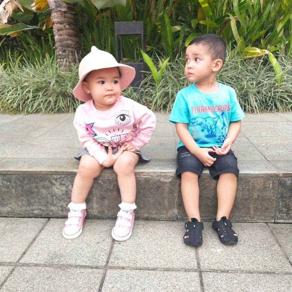 Vicky Shuさんのインスタグラム写真 - (Vicky ShuInstagram)「Abimanyu dan papanya. Aisyah dan ayahnya. Bubu dan bunda dimanaaa nih?   Difotoin yuma @faiza_aljufri」7月1日 11時52分 - vickyshu