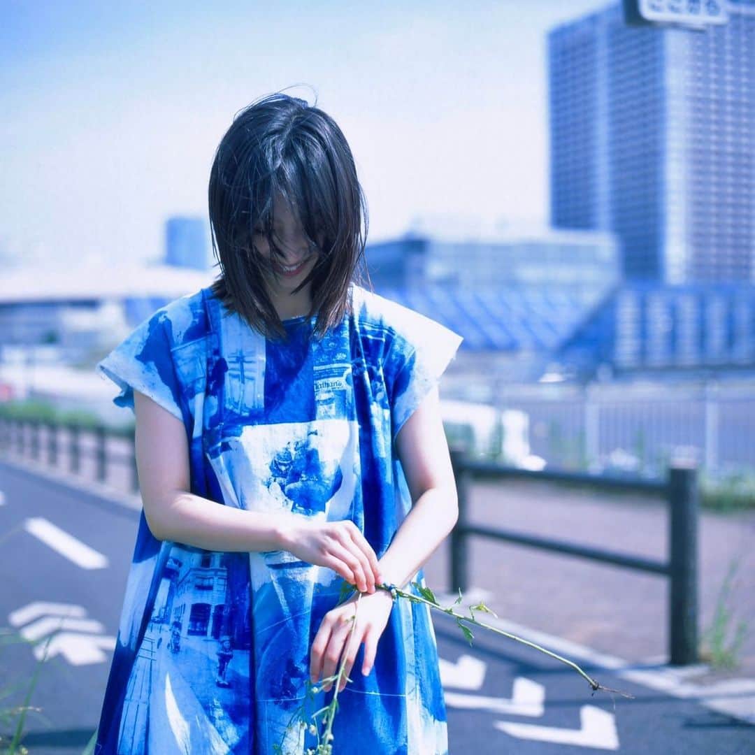 坂東希さんのインスタグラム写真 - (坂東希Instagram)「ワンピース作ったから 写真撮ってもらった📸 写真は今まで旅した時に撮った写真を自分で布に刷ったのだ💪 #cyanotype 📸　@k.yoshida.official」7月1日 11時57分 - nozomibando_official