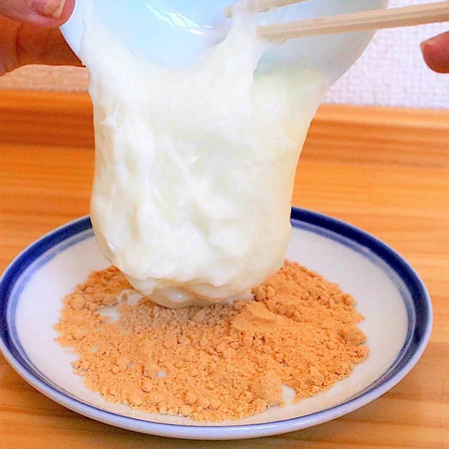レッツエンジョイ東京さんのインスタグラム写真 - (レッツエンジョイ東京Instagram)「.﻿ ✩★------------------﻿ ドハマリ必至の牛乳もち！﻿ ウワサの「香港誠記」へ﻿ ------------------✩★﻿ ﻿ ﻿ 香港などで親しまれている“牛乳もち” を味わえる人気のお店「香港誠記」を、スイーツコンシェルジュのはなともさん（@hanatomo84）がレポート。﻿ “牛乳もち”は、台湾を中心に人気を集めているほか、香港などでもおやつとして親しまれているというメニュー。同店では本場のレシピをベースに改良を重ね、日本人好みのマイルドな食感と、よりスイーツ感覚で楽しめる甘めの味わいに仕上げているのだそう。やさしい甘さがクセになる“牛乳もち”は、びよ～～～～～～んっ！と伸びる様子もSNSでも話題を呼んでいます。﻿ 🍡：香港誠記 📍：新大久保 ﻿ ﻿ 詳細はアカウントトップから ﻿ ☞@lets_enjoytokyo﻿ ﻿ #レッツエンジョイ東京 ﻿ #おでかけ ﻿ #香港﻿ #香港スイーツ﻿ #香港誠記﻿ #甘いもの大好き﻿ #甘いもの好き﻿ #フォトジェニックフード﻿ #ムービージェニック ﻿ #スイーツ好きな人と繋がりたい ﻿ #カフェ巡り好きな人と繋がりたい﻿ #東京スイーツ﻿ #スイーツ女子﻿ #スイーツ部﻿ #東京グルメ﻿ #新大久保﻿ #新大久保カフェ﻿ #牛乳もち」7月1日 11時58分 - lets_enjoytokyo