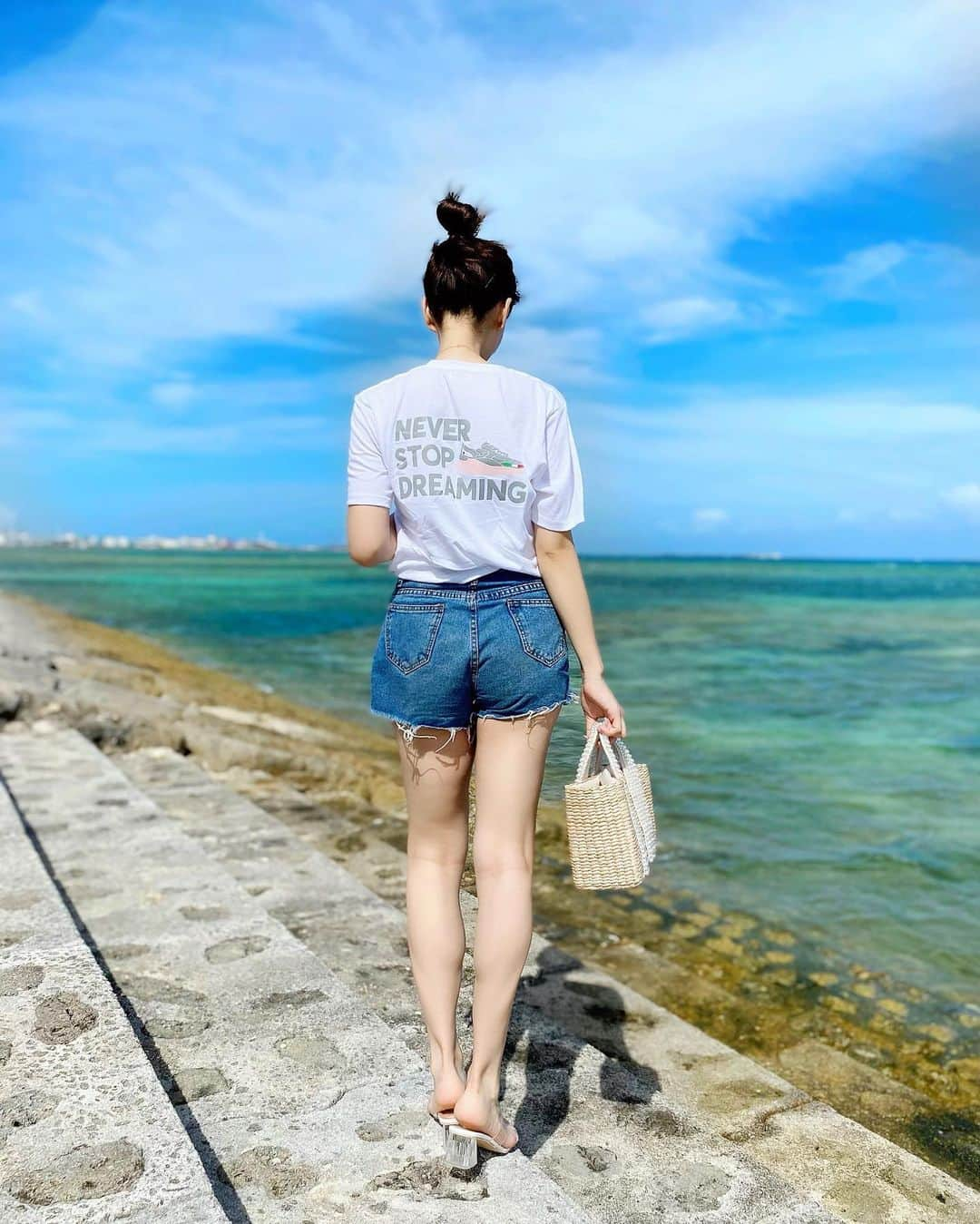 石井里奈さんのインスタグラム写真 - (石井里奈Instagram)「こんにちは☀️ . 今日は先日の沖縄でのコーデ🏖 . 沖縄では暑かったのでTシャツにショートデニムで過ごしてました🙆‍♀️ . これは @classy_mag_insta と @date_sneakers コラボTシャツ👚 . Tシャツの売り上げの中から、500円を医療従事者に寄付するプロジェクトなの👏✨後ろのデザインが可愛くて、この夏使えそうです❤️ . tops... @letsdoitforourfuture_ft.classy  pants... @to_the_sea_hawaii  sandals... @selectshop.brillant  bag... @re0g1na  . そして今夜は @classy_mag_insta のアカウントで、インスタライブに出演します❤️（私のアカウントではないです！）21時頃からの予定です💕 . 可愛いお洋服紹介する予定なのでお待ちしています🥺✨ . さてさて午後も頑張っていきましょ♡ . @letsdoitforourfuture @letsdoitforourfuture_ft.classy  #letsdoitforourfuture #ワンコインサポートプロジェクト #date #date_classy_tshirt #pr #tシャツ #コロナ #コロナにまけるな #沖縄 #沖縄旅行 #海コーデ #海 #コーディネート #カジュアルコーデ #classy_leaders #クラッシー #読者モデル #読モ #coordinate #コーデ #シンプルコーデ #サーフィン #サーフィン女子 #surfstyle #おだんごヘア #お団子ヘア #アップへア #海 #okinawa #沖縄観光 #seaside」7月1日 12時00分 - ri7tin1025