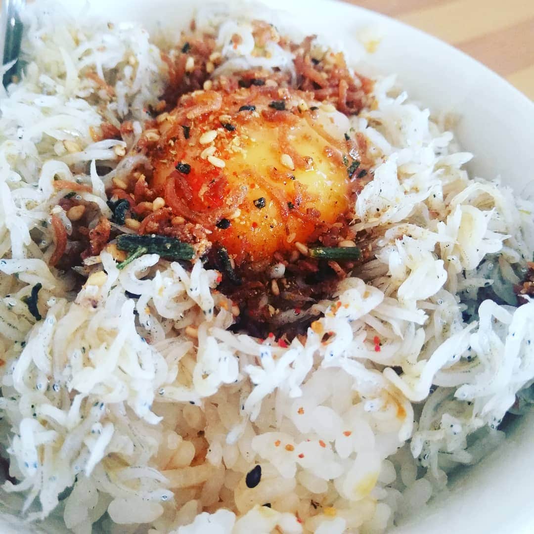 松本隆博のインスタグラム：「。 しらす丼頂いてます(^-^) ｢山椒ふりかけ｣なるものを 東京で入手しまして(^-^) 早速その、、、 シラスと山椒のハーモニー を楽しんでいます。。 卵はコンビニですが💦、、 …美味いです。」