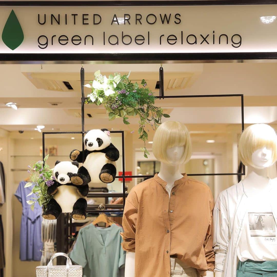 アトレ上野（atre ueno）さんのインスタグラム写真 - (アトレ上野（atre ueno）Instagram)「"ユナイテッドアローズ グリーンレーベルリラクシングに遊びに来たよ🐾 今日も可愛いお洋服がたくさんあるなぁ💕 ビジネスから休日まで、幅広いシーンで活躍してくれるようなライフスタイルに寄りそってくれるブランドだよ😍 ぼくも何か欲しくなっちゃうな🐼🎵" . . "Came to “UNITED ARROWS green label relaxing”🐾 There are many pretty clothes today, as usual💕 It’s a lifestyle fashion brand that is useful not only for business styles but also for day off styles😍 I feel like I want to buy something🐼♫". . . "今天來United Arrows green label relaxing 店裡玩了🐾 今天也有很多好看的衣服喔💕 這是個從正裝到休閒裝，適用於任何場景的lifestyle的品牌哦😍 我也很想買點什麼🐼🎵"  #上野 #アトレ上野 #アトレ #atre #atreueno #パンダ #上野パンダ #上野散策 #熊猫 #東京観光 #PANDA #🐼 #ueno #tokyotour #ぬい撮り #unitedarrows #greenlabelrelaxing #上野ショッピング #上野デート #夏服 #夏ファッション #ビジネスカジュアル #ユナイテッドアローズ #サンプルファッション #グリーンレーベルリラクシング #ぬい旅 #上野駅 #tokyofashion #discovertokyo #tokyoshopping」7月1日 12時06分 - atre.ueno