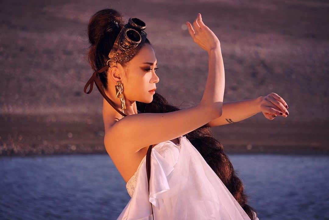 小柳ゆきのインスタグラム：「NewAlbum「SPHERE-球宇宙-」発売されました！🌏 新たな第一歩目の大切なアルバム。 可愛がってやってくださいませ😊 . . 更に8/17(月)無観客配信生ライブ開催‼️ ツアー延期が続き寂しいのでやっちゃいます🌝 予定しているツアーとは別内容でこの日の為だけのセトリと編成でお届け！！！ . . 詳細は公式サイトにて随時アップしますのでチェックしてみてね🙂 . .  ドレス:OGU @ooooo_gu ゴーグル: @reverie_emporium」
