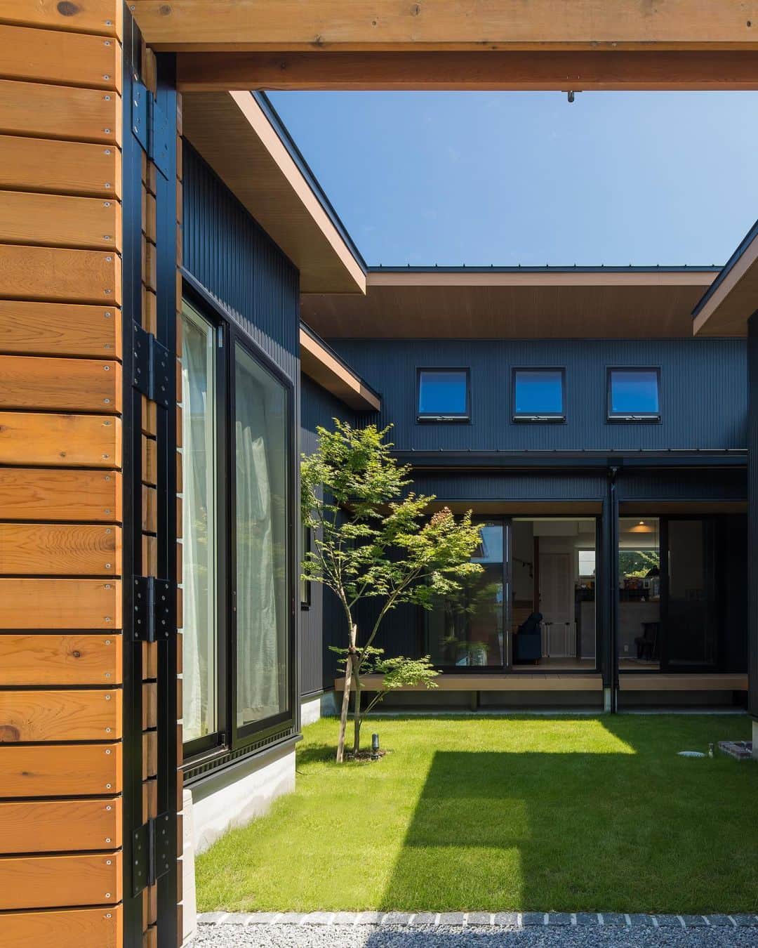 ルポハウス一級建築士事務所さんのインスタグラム写真 - (ルポハウス一級建築士事務所Instagram)「・ ・ ・ LDKにも匹敵する大きな中庭を建物で取り囲みました。 ・ 外部からの視線を板塀でそれとなくさえぎることで、青い空と緑の芝生のコントラストが良く映える、仲良し家族のプライベート空間となりました。 ・ ・ ・ ルポハウスの施工事例をもっと見てみたい方は こちらまで☞ @reposhouse ・ #ルポハウス は#ちょっとかっこいい家 を"友人のために"という思いでつくっています。 ・ 一生に一度の#マイホーム。 「あなたにしかできない」×「ルポハウスだからできる」で、私たちだけの#家づくり を思いっきり楽しんでみませんか？！ ・ ・ ・ #家 #インテリア #住宅 #注文住宅  #ライフスタイル  #新築一戸建て #住まい #シンプルな暮らし #デザイナーズ住宅 #一級建築士事務所 #設計事務所 #myhome #house #instahouse #design #滋賀 #大津 #草津 #栗東#外観デザイン #ガルバ #ガルバリウム外壁 #黒ガルバ」7月1日 12時14分 - reposhouse