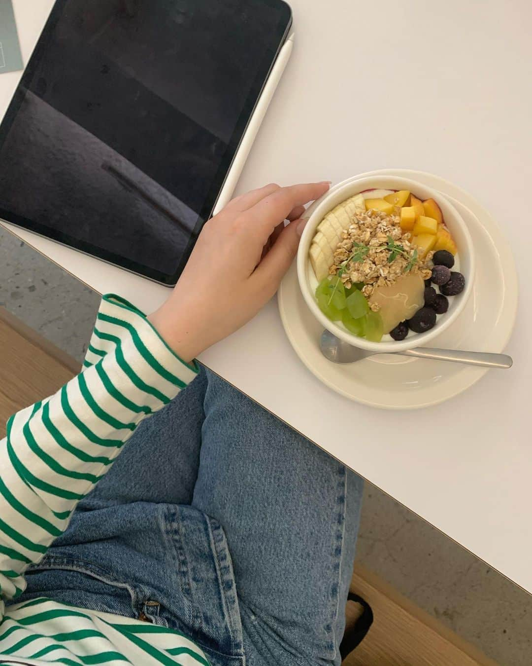 アンジェリーナ・ダニロヴァさんのインスタグラム写真 - (アンジェリーナ・ダニロヴァInstagram)「Rainy day, post korean class yogurt bowl and talks about new music projects.🤍」7月1日 12時19分 - angelinadanilova