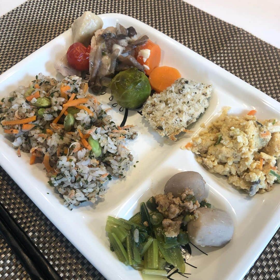 佐藤悠基のインスタグラム：「本日のランチもhealthy  お皿に盛り直していただきました。  @nobound.deli_official  #nobounddeli #ノーバウンドデリ」