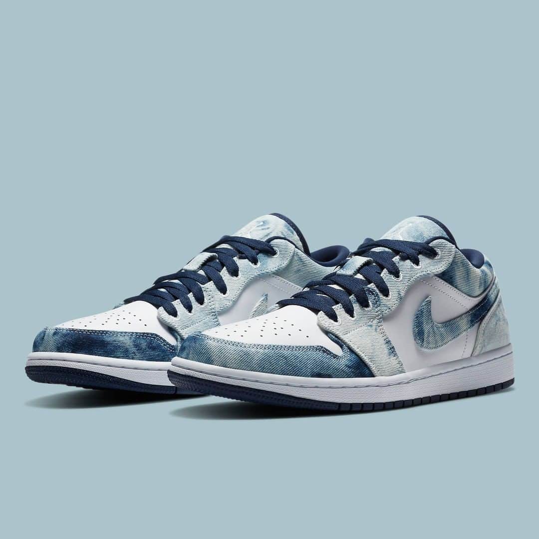 Sneaker Newsさんのインスタグラム写真 - (Sneaker NewsInstagram)「Yet another Air Jordan 1 Low emerges as this washed denim exterior appears on the low-top lifestyle shoe. For a closer look at official images, check our IG stories and swipe up.」7月1日 12時24分 - sneakernews