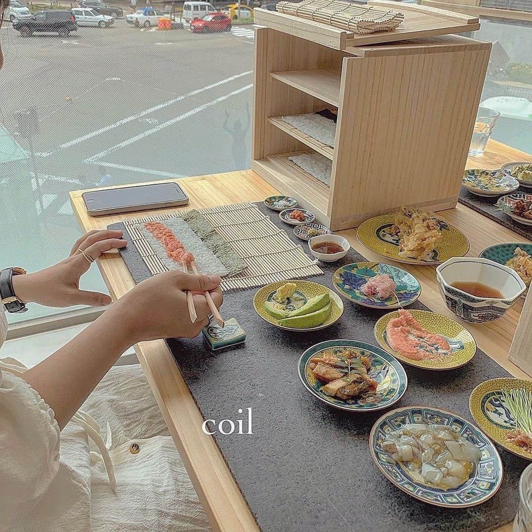 のインスタグラム：「SNSで話題の体験型和食店♡﻿ ﻿ ﻿ 石川県にある「Coil」は、細巻き寿司やお茶点（た）てなど日本らしい食事を体感しながら楽しむことができるんです。﻿ ﻿ ﻿ 細巻き寿司は、たくさんの具材の中から自由にカスタマイズでき、自分好みのお寿司が作れちゃいます！﻿ ﻿ ﻿ ソフトドリンクには「自分で点てる抹茶」「自分で点てるココア」など、実際にお茶の道具を使って体感できるものがあるのだそう。﻿ ﻿ ﻿ 「選ぶ」楽しさと「体験する」楽しさがぎゅっと詰まっていて魅力的ですよね♩﻿ ﻿ ﻿ そして、シンプルでスタイリッシュなレイアウトの店内は映えること間違いなし！﻿ ﻿ ﻿ ぜひ金沢に訪れた際は、立ち寄ってみてください♡﻿ ﻿ ﻿ 【Coil】﻿ 住所：石川県金沢市袋町1-1 かなざわはこまち 2F ﻿ 営業時間：11:00〜22:00 ﻿ 定休日:不定休 ﻿ ﻿ ﻿ photo by ﻿ @akaiayaka_13 ﻿ @_nmy17 ﻿ @mana_tity ﻿ ﻿ ﻿ #isuta #イスタ #isutapic ﻿ #isutacafe #カフェ巡り #おしゃれカフェ ﻿ #カフェスタグラム #金沢カフェ #coil ﻿ #カフェ巡り #cafe #細巻き #お寿司﻿ #石川カフェ #石川グルメ #金沢グルメ﻿ #手巻き寿司 #cafestagram #カフェ #寿司﻿ #カフェ好き #お洒落な人と繋がりたい ﻿ #カフェ好きな人と繋がりたい﻿ #카페 #카페스타그램」